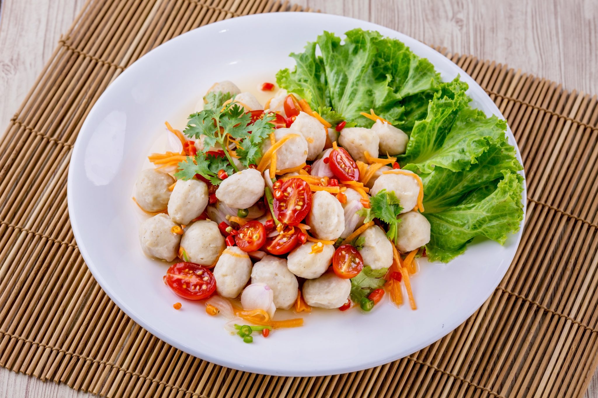ยำลูกชิ้นปลา – Chuahahseng
